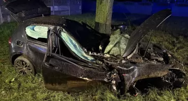 Poważny wypadek w Jerce. 20-latek wjechał w drzewo