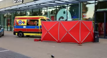 Śmiertelny wypadek na parkingu. Nie żyje motocyklista [ZDJĘCIA]