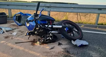 Kolizja motoroweru i samochodu. 17-latek trafił do szpitala