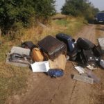 Śmieci na drodze w Kurowie (1)