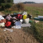 Śmieci na drodze w Kurowie (4)