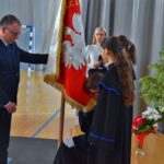 Nowy sztandar i pożegnanie absolwentów Ratajczaka 2023 (13)